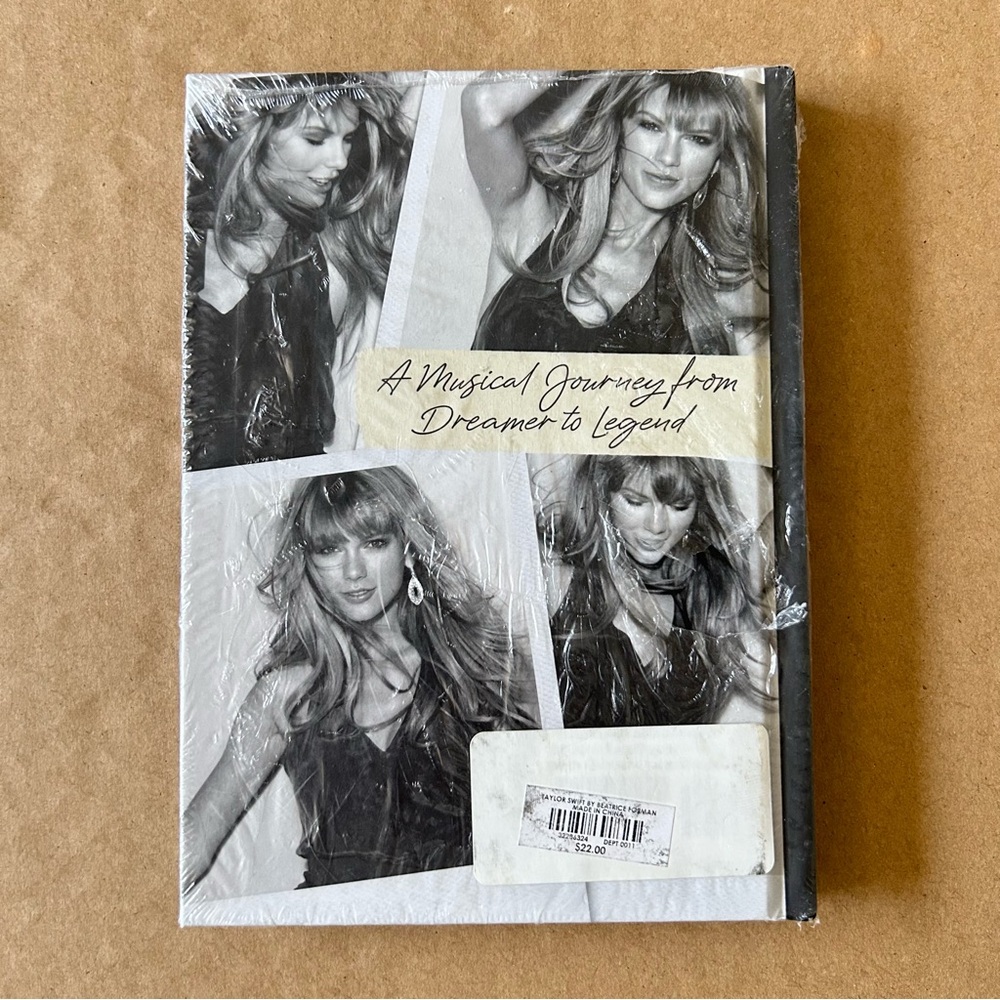 Taylor Swift Collectible Hardcover Book Taylor Swift Spotlight On A Legend Book - Picture 5 of 12